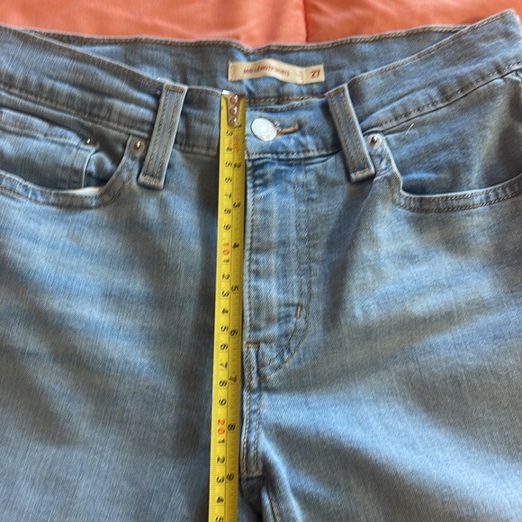 Genuine Levi's Women's Mid-Rise Mid-Length Jean Shorts Red Tab - Picture 2 of 8